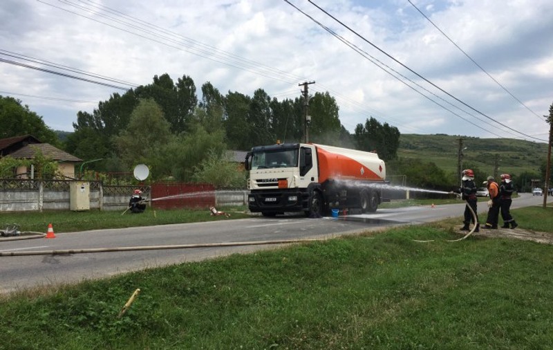 O cisternă cu benzină a luat foc în Prahova. Tragedie evitată cu ajutorul unui pompier aflat în timpul liber