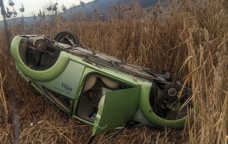 O mașină implicată într-un accident lângă Onești a fost prădată de hoți. I-au furat roțile