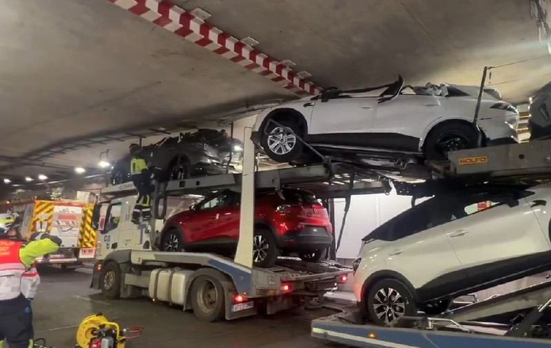 Un TIR încărcat cu mașini a intrat într-un tunel și nu a mai ieșit, iar șoferul spune că Google ar trebui să plătească pentru reparații