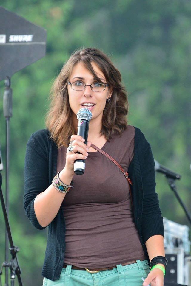 Iarina Taban vorbind la microfon