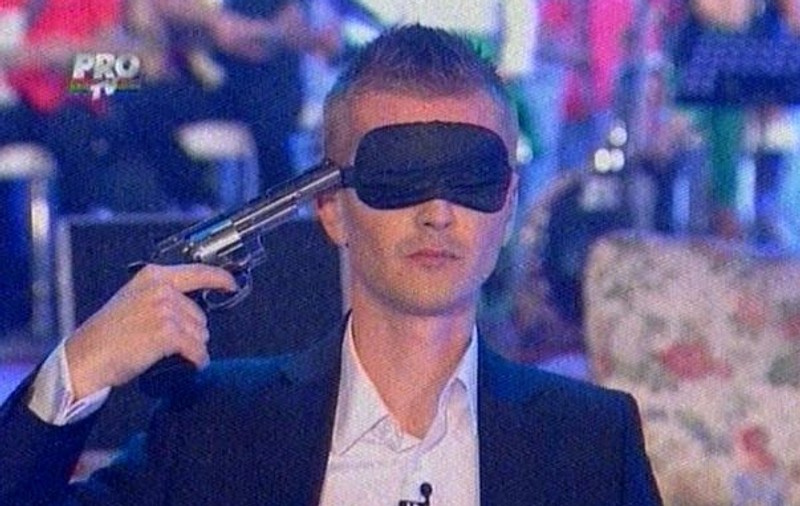 Cristian Gog SFIDEAZĂ MOARTEA. A jucat RULETA RUSEASCĂ la TV. Uite-l legat la ochi, cu PISTOLUL la CAP! | FOTO