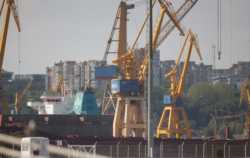 Incendiu cu fum mult la Șantierul Naval Constanța: puntea unei nave a luat foc