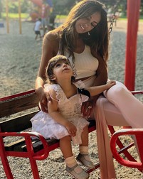 Charlotte locuiește cu mama ei în Italia