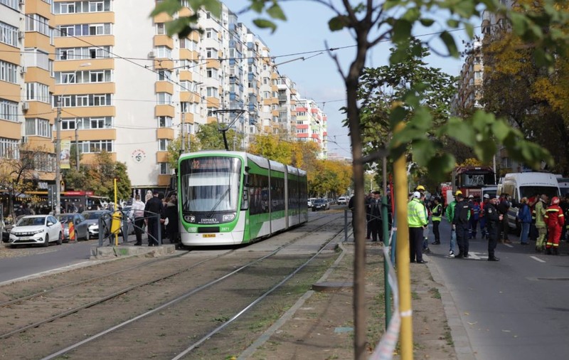 Traseu deviat pentru mai multe tramvaie și autobuze, după explozia de la blocul din București. Anunțul STB