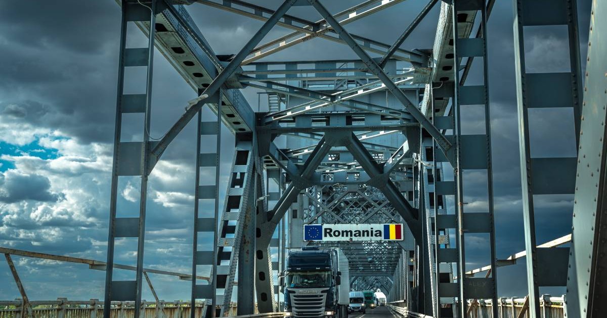 O coloană de TIR-uri și camioane care staționează pe Podul Prieteniei, pe sensul de ieșire din România.