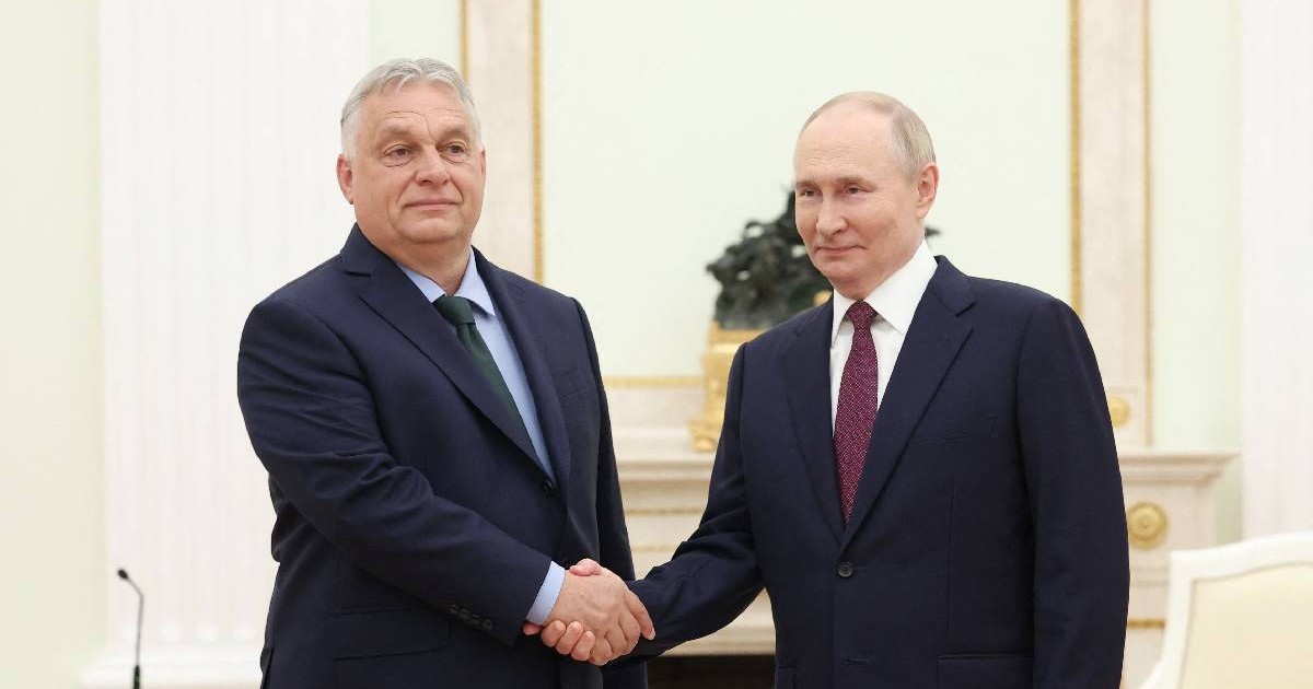 Viktor Orban, în stânga, dă mâna cu Vladimir Putin