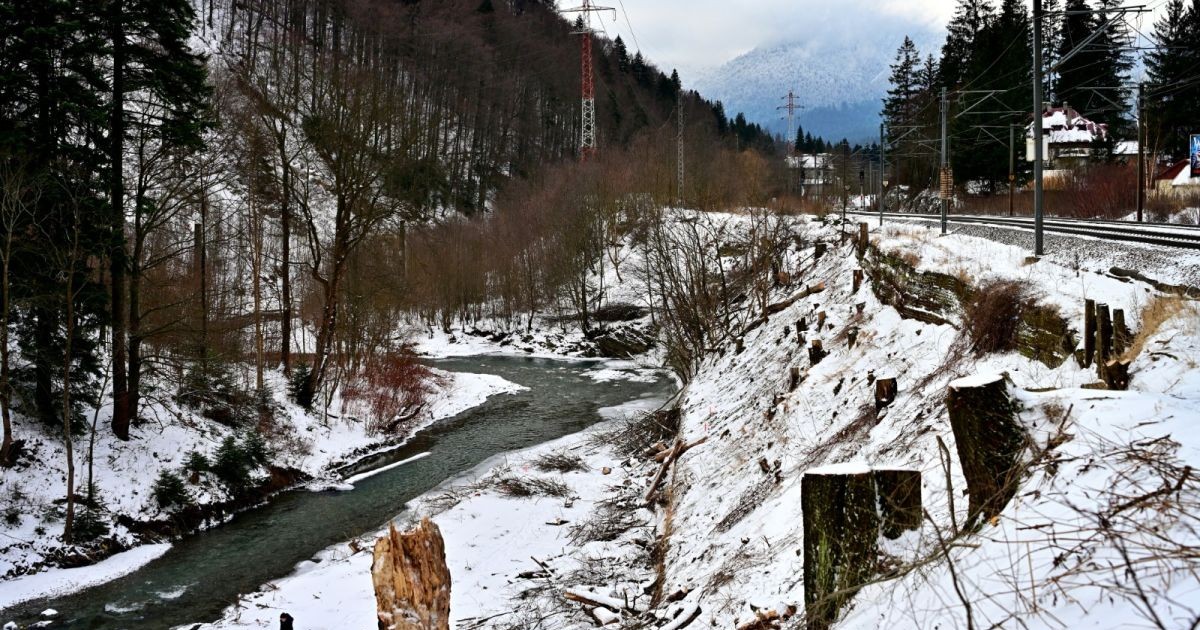 Posibile probleme de instabilitate au fost identificate în zona taluzului adiacent căii ferate București-Brașov, în cadrul lucrărilor pentru descărcarea rutieră A3 Bușteni-Azuga
