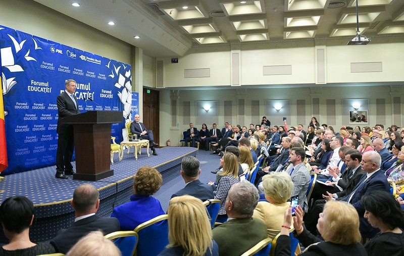 Klaus Iohannis o critică pe Ecaterina Andronescu: "Tot umblă prin toată ţara şi tot vorbeşte despre tablete, digitalizare, dar încă sunt sute de mii de copii care învaţă în şcoli nesigure şi insalubre"