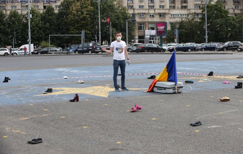 Protest inedit în Piața Victoriei, la doi ani de la violențele înregistrate la “mitingul diasporei” din 10 august. ”Diaspora dă papucii”