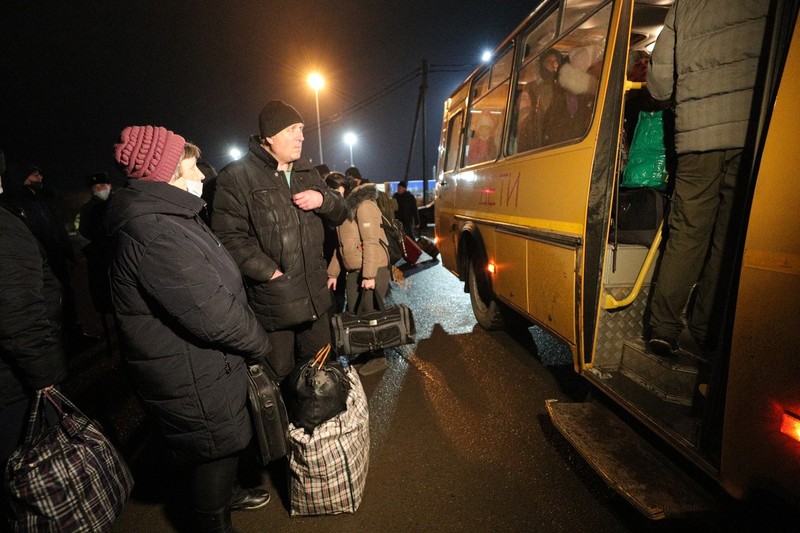 Cu câteva bagaje, mai mulți oameni au luat autobuzele puse la dispoziție de separatiști și au plecat către regiunea rusă Rostov | Foto: Profimedia