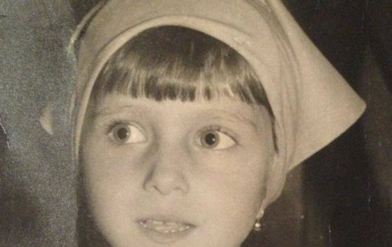Ce pitică drăgălaşă! Aşa arăta o cunoscută artistă de la noi în copilărie! | FOTO
