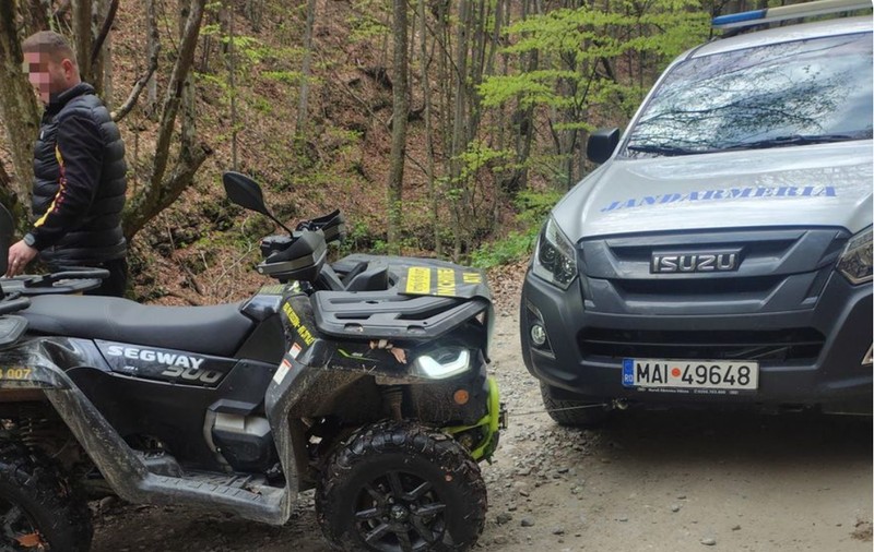 O fată și un băiat de 20 de ani s-au prăbușit de la 8 metri, cu ATV-ul, într-un pârâu din Vâlcea