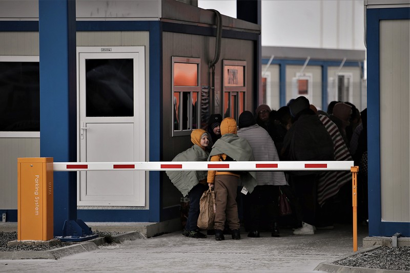 Refugiaţii aşteaptă în jur de o oră să treacă de controlul vamal