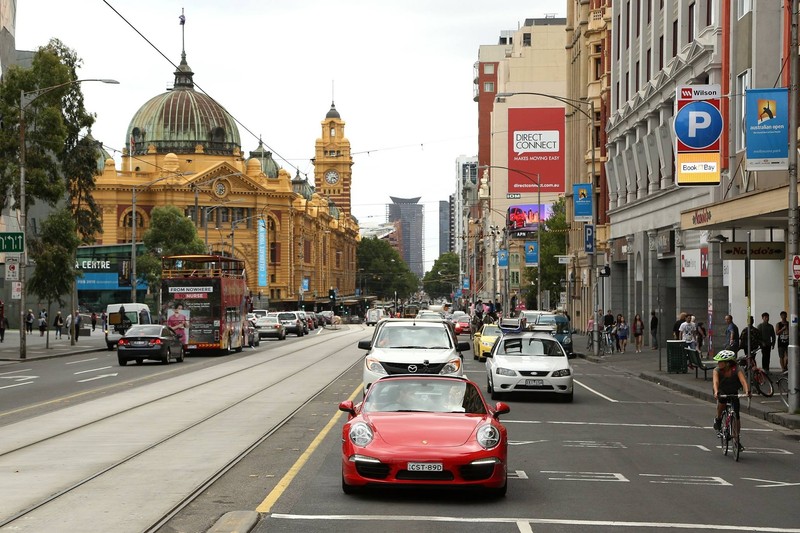 Pilotul australian Mark şi campioana tenisului Maria Şarapova au dat o tură prin Melbourne la bordul unui Porsche 911