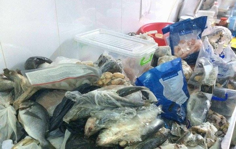 Atenție la ce mâncați în vacanță! Inspectorii ANPC au găsit 100 de kilograme de carne și pește alterat la Vama Veche