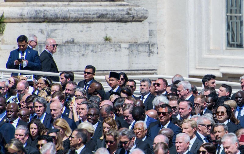 Marcel Ciolacu, viral după ce s-a pozat la Vatican, la înmormântarea Papei Francisc: „Vedeai ceva de acolo?”