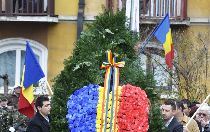 De Ziua Națională a României, cea mai mare coroană a fost depusă la Mehedinți