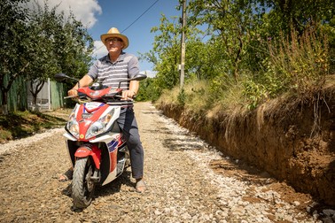 „Anul ăsta, nici în fântână nu mai e apă. Mai e vreun metru şi jumătate, din opt metri, câţi aveam", declară un bărbat