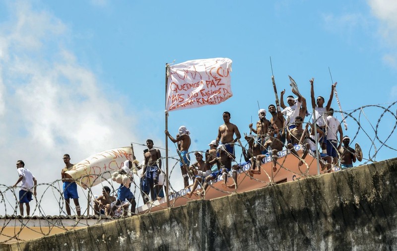 Nouă morți în urma unei revolte într-o închisoare din Brazilia