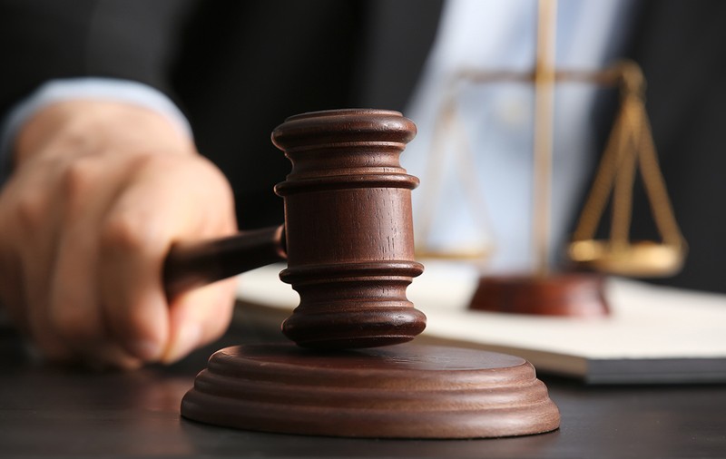 Condamnat cu executare de două ori pentru înșelăciune, fiul unui fost judecător scapă de procesul de corupție pentru că s-au prescris faptele. Parcursul dosarului
