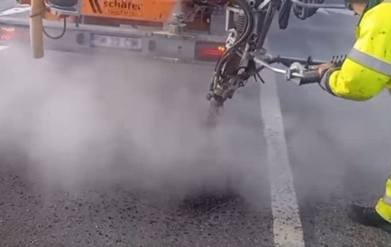 Angajații de la Drumuri și Poduri din Cluj au găsit soluția perfectă pentru gropile de pe șosele. Funcționează chiar și la -12 grade Celsius