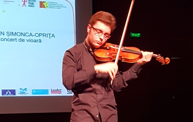 Violonistul Ştefan Șimonca-Oprița are 17 ani, dar a cântat pe marile scene ale lumii