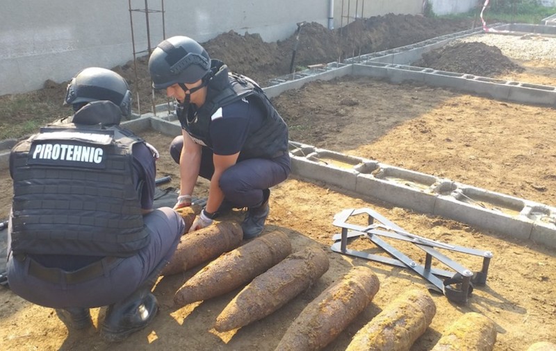 Arsenal de război, găsit în Bihor în timpul unor săpături pentru canalizare. Au fost dezgropate zeci de proiectile de mare calibru