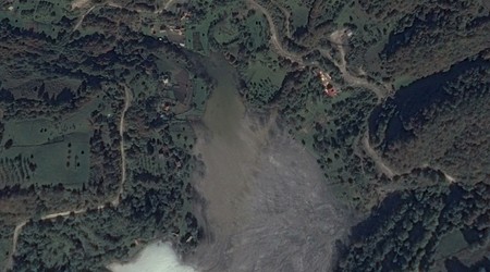 Captură Google Earth din 2013, cu marginile lacului deja bombate