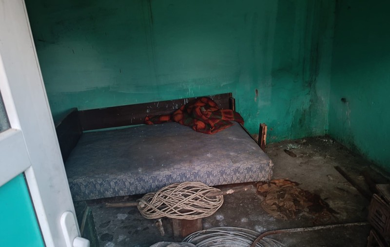 Copilul ţinut în cuşcă la Brașov era „închiriat” cu până la 1.000 de lei pe lună chiar de părinţi. Proprietarul stânei, reţinut
