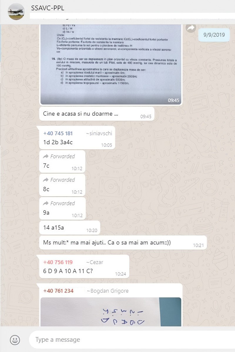 Doi dintre candidați scriu răspunsurile la unul dintre examenele de la Autoritate