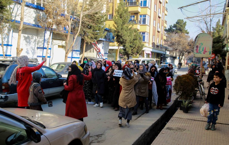 Marș de protest al femeilor din Kabul, oprit de talibani cu focuri de armă, după doar câteva sute de metri