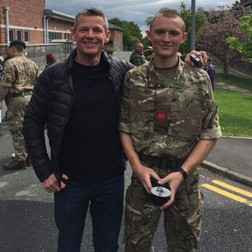 Jordan Gatley, alături de tatăl său Dean, la începutul carierei sale militare. Avea 18 ani