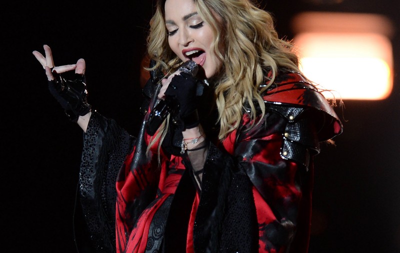 Madonna șochează din nou! A băut tequilla pe scenă și a cerut ajutor fanilor să-și recupereze fiul!