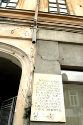 Plăcuța care amintea de noaptea de 23 spre 24 ianuarie 1859 nu se mai vede din cauza placajelor care îngrădesc parterul clădirii