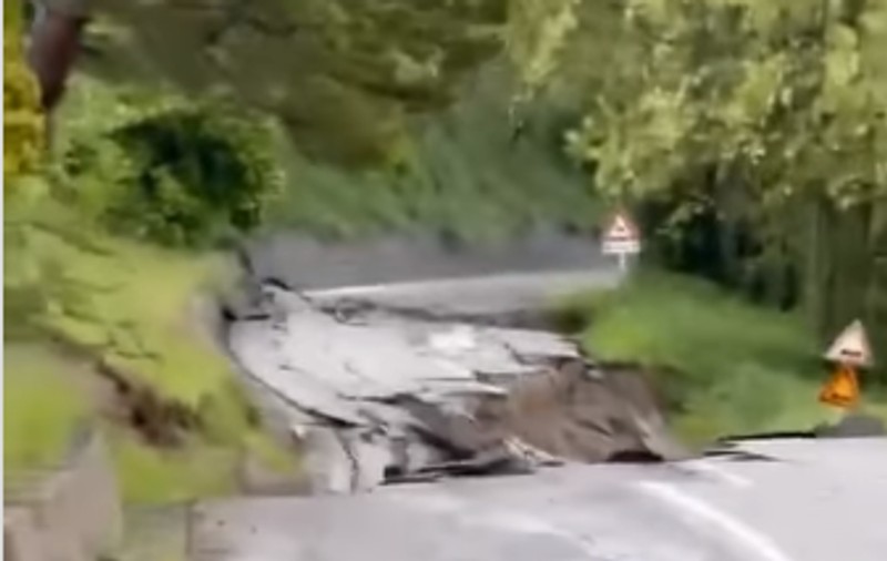 Noi imagini apocaliptice din Italia, cu un drum care se rupe din cauza alunecărilor de teren. Premierul Giorgia Meloni a vizitat zonele calamitate de inundații