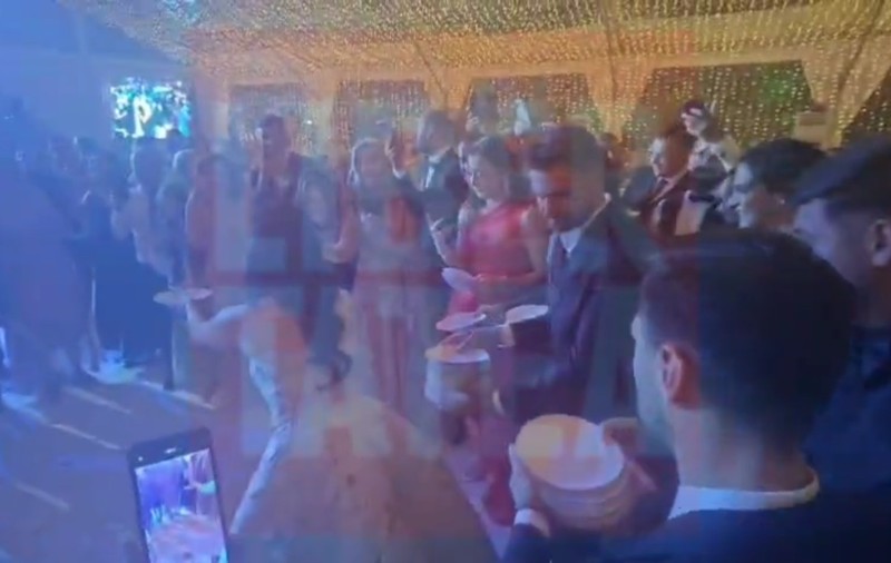 Cum s-au distrat Kira Hagi și Thomas Ferfelis la nunta de la Cernica Events. Imagini cu spargerea farfuriilor