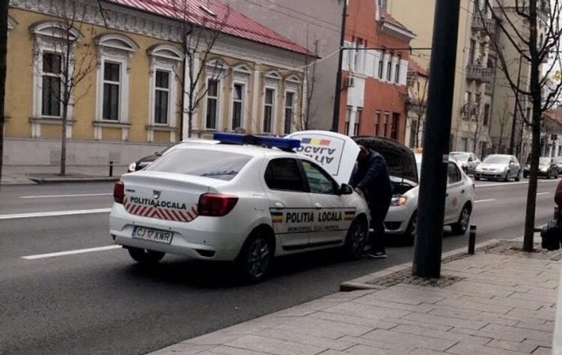 O mașină a poliției locale din Cluj a rămas fără curent în mijlocul străzii. Este surprinzător cine i-a salvat pe agenți
