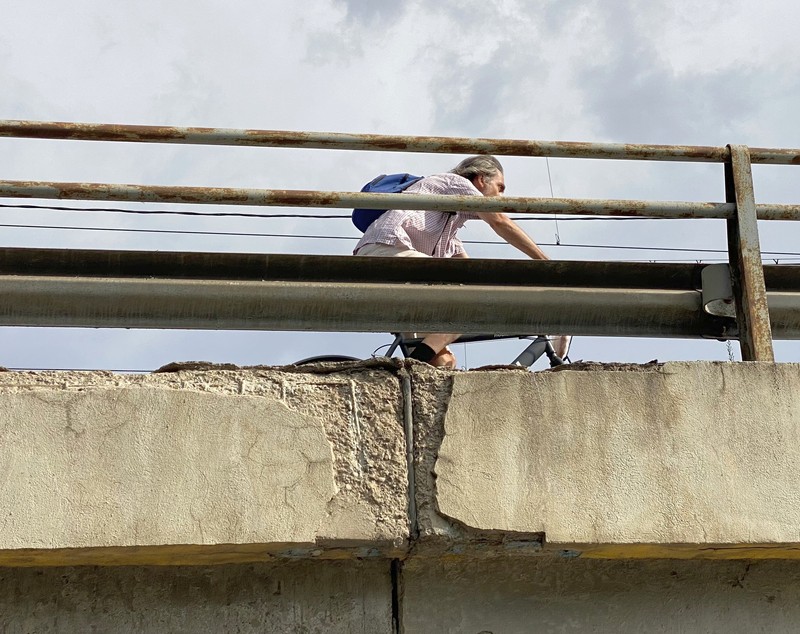 Balustrade lipsă sau ruginite, bucăți de beton care stau să cadă, structură de rezistență într-o stare precară. Cum arată Podul Grant, care intră în reparații pentru doi ani