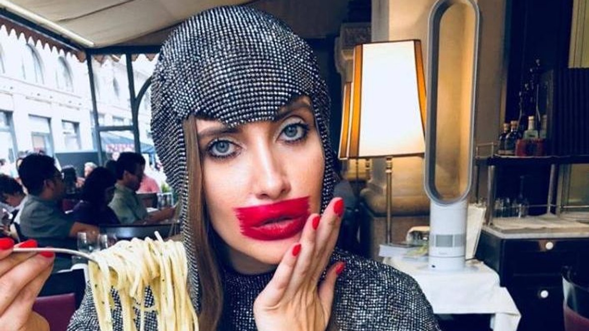 Iulia Albu le-a luat în vizor pe Andreea Marin și Lavinia Pîrva. "Acest look de inspirație nostalgică chelneriță, Intercontinental"