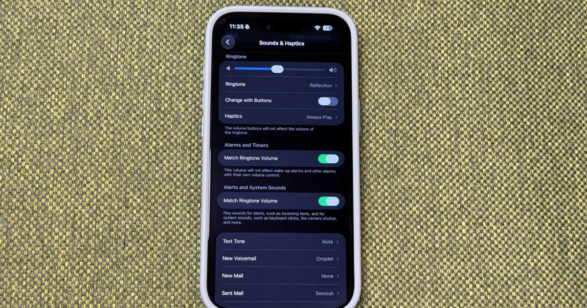Centrul de control al sunetului din noul iOS 27, pe un iPhone Air.