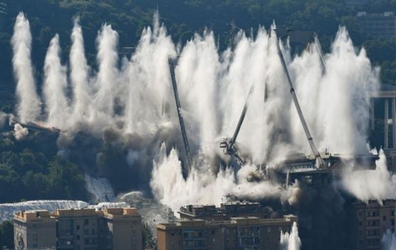 A fost demolat podul prăbușit din Genova unde au murit doi români și alte zeci de persoane. Câte secunde a durat explozia controlată / VIDEO