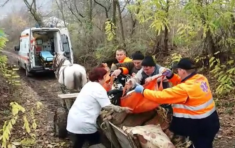 Pacientă dusă cu o căruță la ambulanță în Vaslui