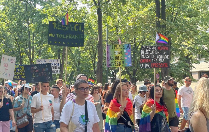 Sute de participanți la primul marș Pride din Timișoara. „Trăim într-o țară din UE care nu oferă nici o formă de recunoaștere cuplurilor de același gen”