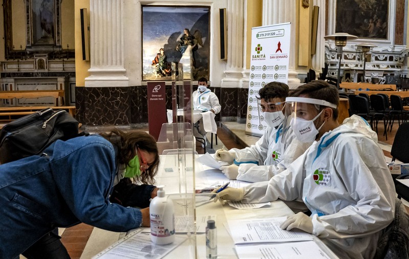 La Roma se fac teste pentru COVID-19 în farmacii. „De cum am auzit, m-am grăbit să vin”