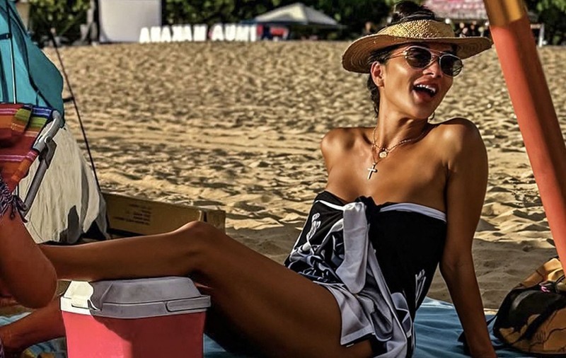 O filmare cu Nicole Scherzinger în costum de baie se putea termina prost. Virală pe internet după ce s-a împiedicat în apă