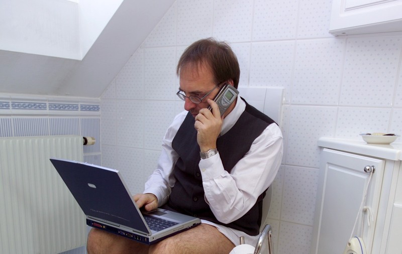 De ce nu trebuie să-ți iei telefonul cu tine atunci când mergi la toaletă