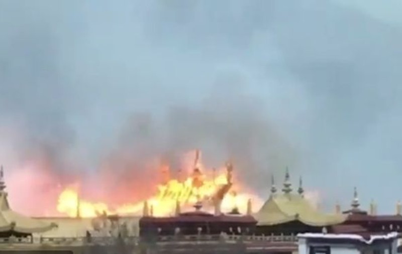 VIDEO| Incendiu uriaș la cel mai important templu din Tibet, la o zi după începerea sărbătorilor de Anul Nou Tibetan