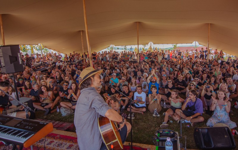 Dilema festivalierului: camping sau oraș?