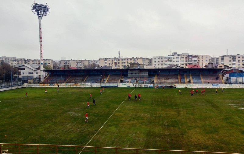 Așa arată gazonul unei foste campioane a României. Petrolul, lider de toamnă în nămol. Și ”U” Cluj e pe locul 1. Rezultatele din Liga 3 / FOTO