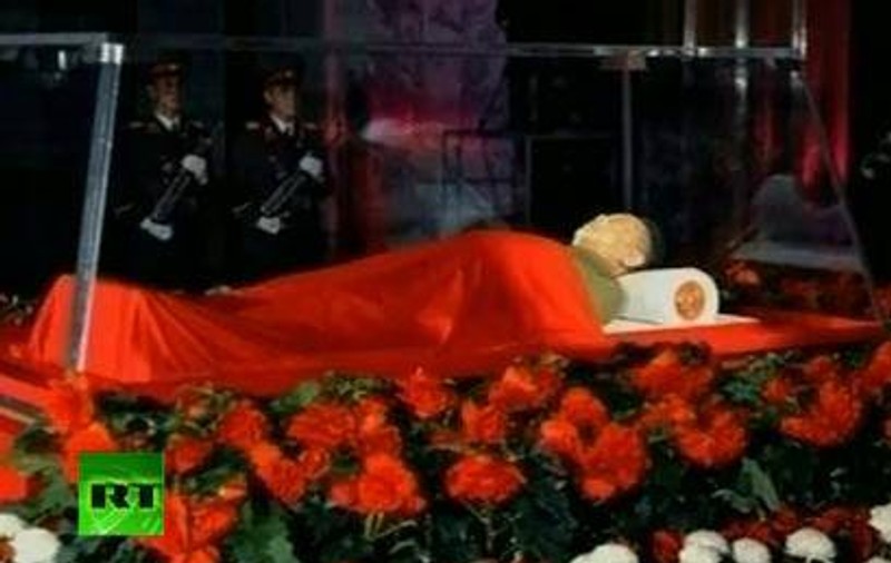 CULMEA ÎNDOCTRINĂRII! "Şi natura şi-a luat adio de la Kim Jong-il" Vezi cum e plâns dictatorul şi de păsările cerului!    